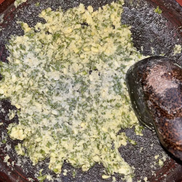 Rendam kacang hijau kurang lebih 8 jam hingga empuk. Kemudian uleg hingga sedikit halus.