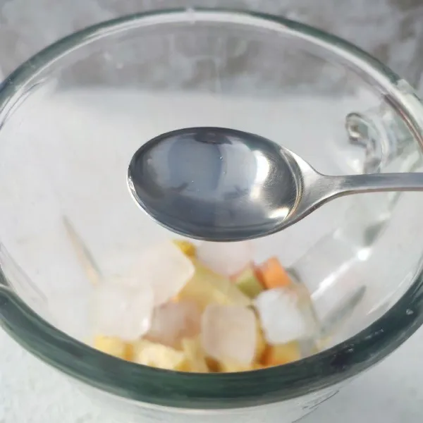 Tambahkan minyak kelapa (EVCO) kemudian blender hingga halus.