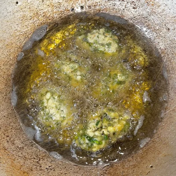 Panaskan minyak, goreng hingga matang. Lento kacang hijau siap disajikan.