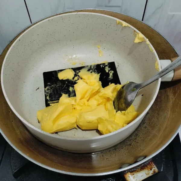 Lelehkan margarin dan coklat batang sisihkan.