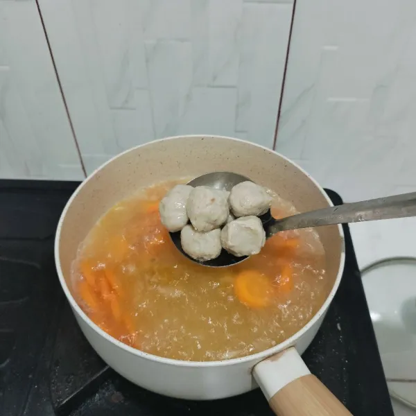 Masukkan bakso masak hingga wortel matang.