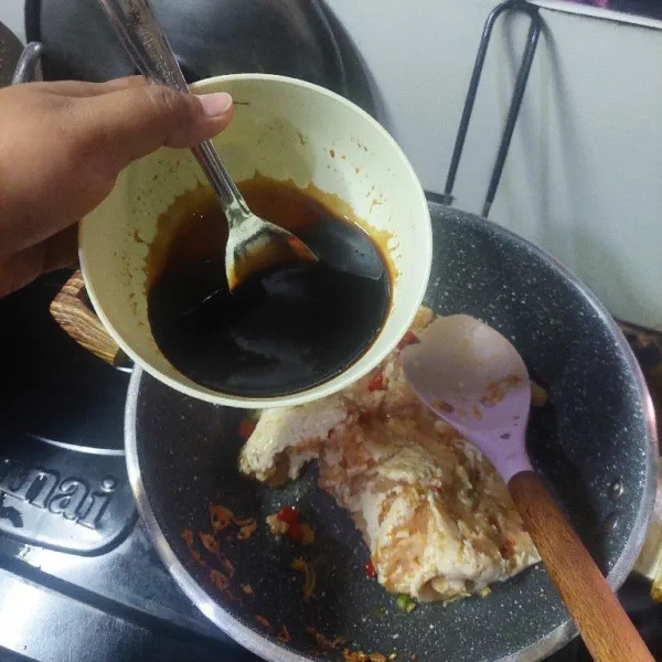 Masukkan kecap asin, kecap ikan, kecap manis, dan saus tiram yang sudah diaduk rata.