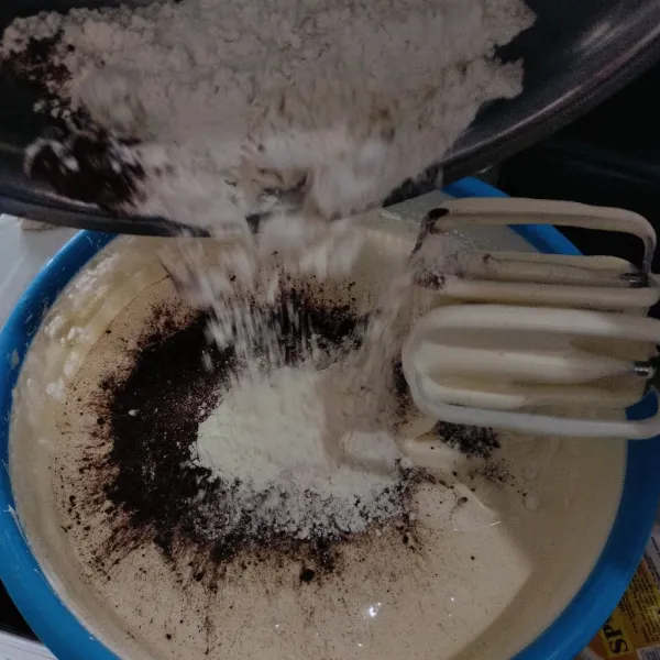 Masukkan tepung terigu, coklat bubuk dan vanili. Aduk balik dengan spatula.