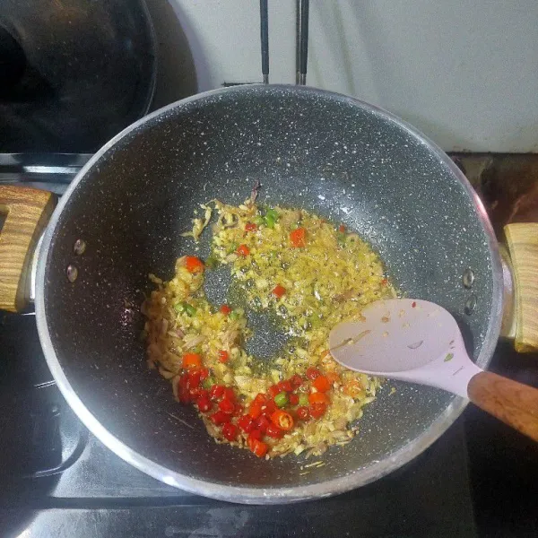 Tumis perbawangan dan cabai sampai harum dan agak kecoklatan.