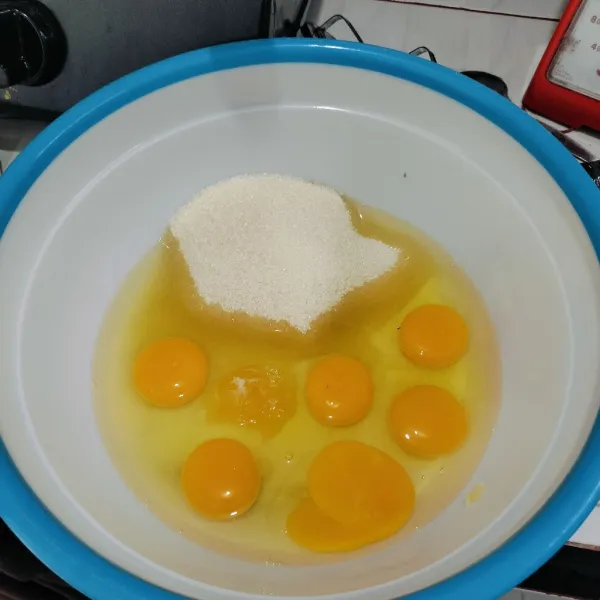 Mixer telur, sp dan gula pasir sampai kental berjejak.