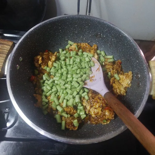 Masukkan buncis, aduk terus sampai buncis tidak langu, lalu matikan kompor.