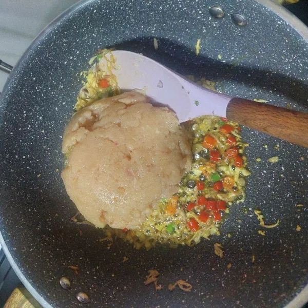 Masukkan ayam giling, aduk-aduk sampai ayam tidak menggumpal.