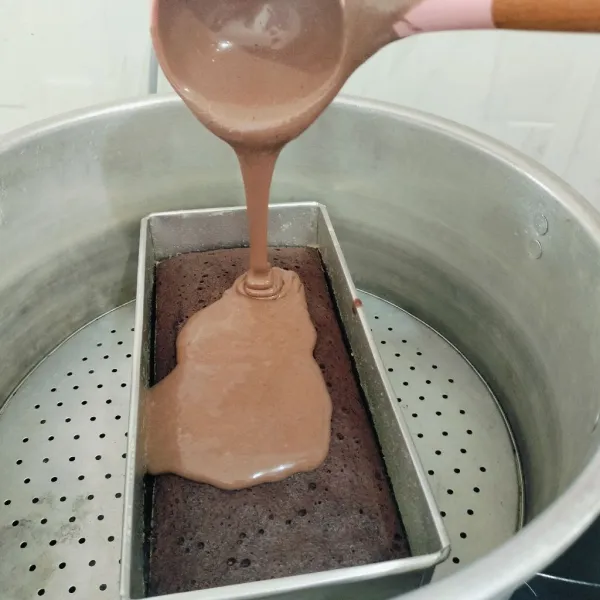 Tuang adonan yang telah dicampur kental manis tadi. Masak selama 5 menit.