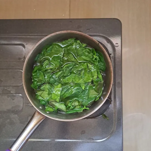 Lalu rebus 100 gram daun lembayung yang sudah dibersihkan, lalu tiriskan jika daun lembayung sudah setengah matang