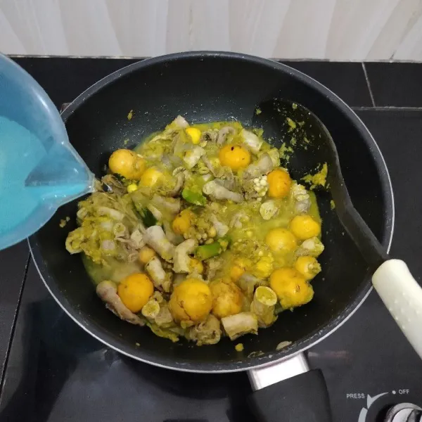 Masukkan air secukupnya, kaldu bubuk, dan garam. Masak hingga mendidih.