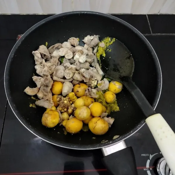 Masukkan uritan, kemudian aduk rata.