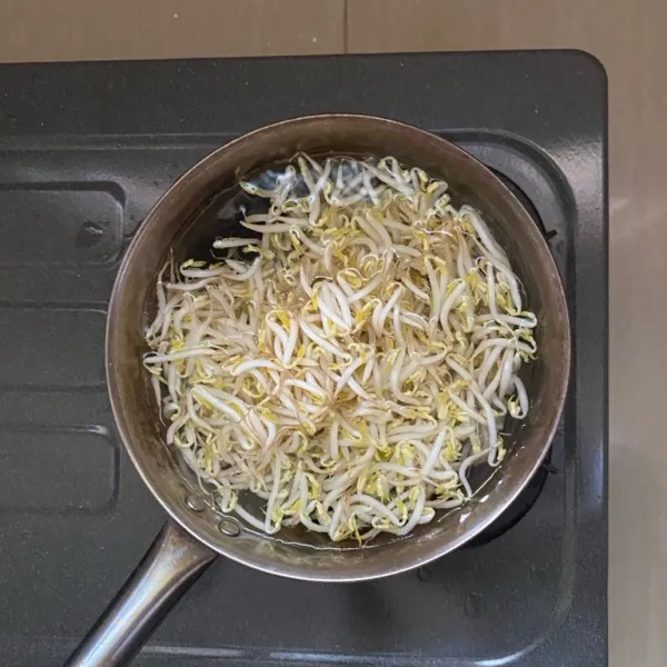 Rebus 50 gram tauge yang sudah di bersihkan, lalu tiriskan jika tauge sudah setengah matang