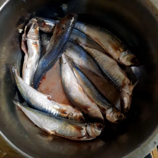 bersihkan ikan,beri asam cuka dan micin,aduk..tiriskan