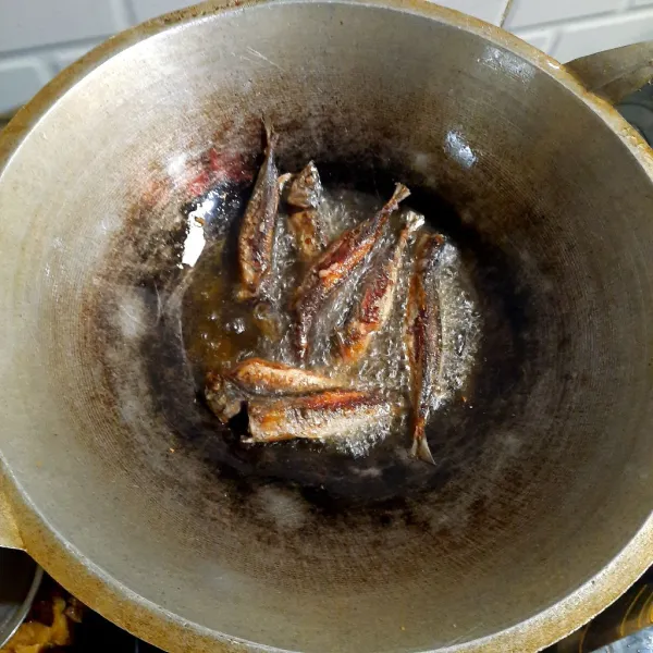 panaskan minyak,goreng ikan sampai warna berubah kuning kecoklatan..angkat dan tiriskan