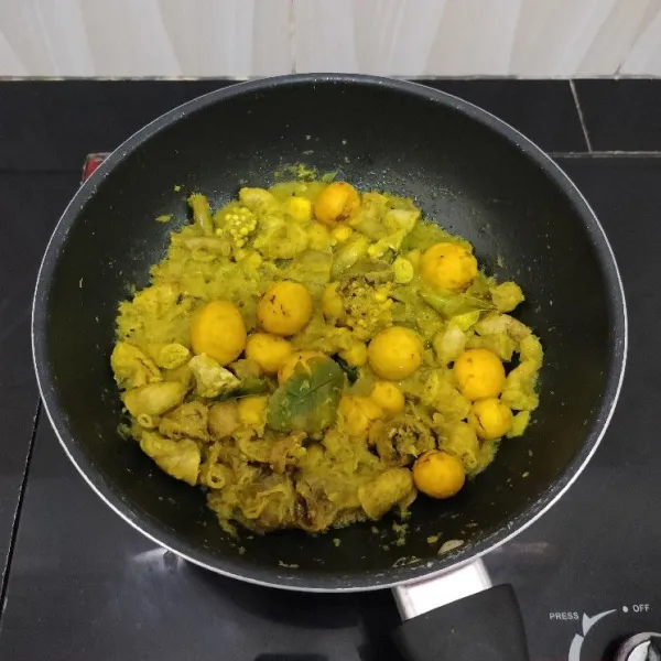 Lanjutkan memasak hingga bumbu meresap dan air menyusut. Kemudian, angkat.