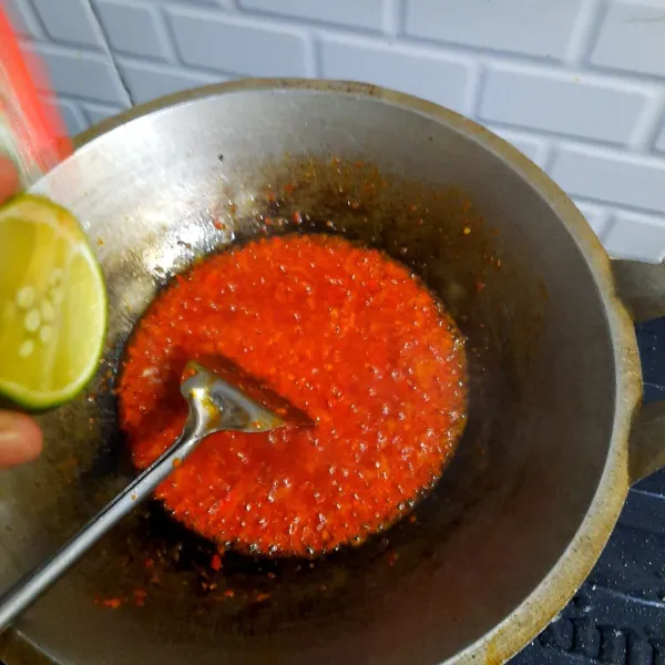 kemudian masak cabe dengan api sedang,masukan perasan jeruk nipis,kaldu ayam dan garam..aduk hingga semua tercampur rata