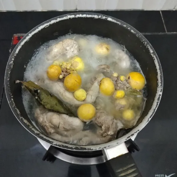 Cuci bersih uritan. Lalu rebus dengan air, daun salam, dan sedikit garam hingga uritan matang. Angkat dan tiriskan.