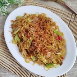 Bihun goreng jamur bakso