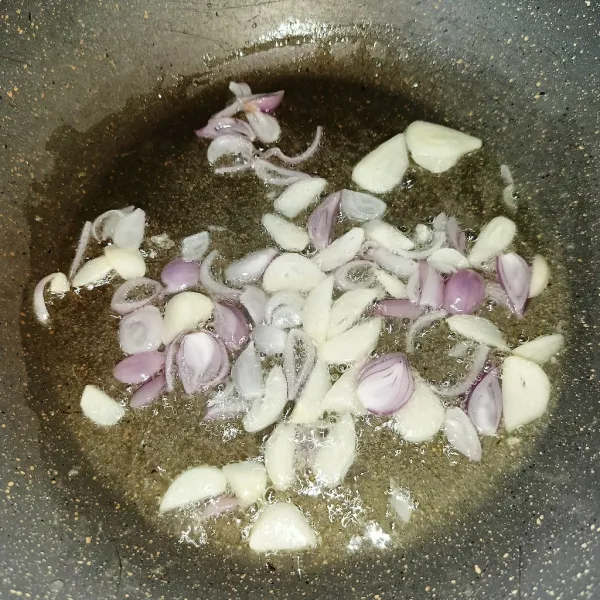 Tumis bawang merah dan bawang putih sampai harum.