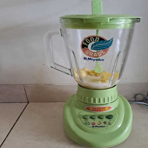 Lalu blender hingga semua bahan halus dan bercampur merata