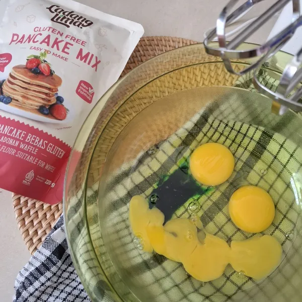 Diwadah terpisah, mixer telur, perisa vanila, dan perisa pandan hingga berbuih saja