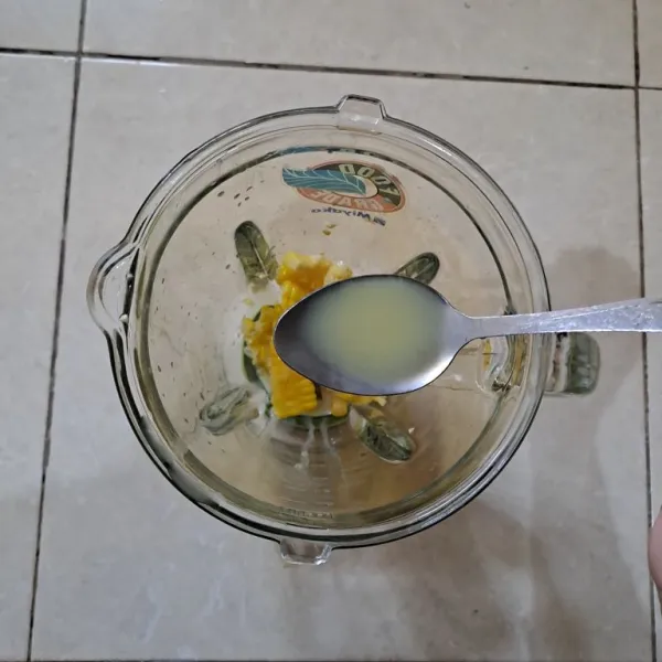 Masukan 200 gram jagung manis pipil dan tambahkan 100 ml susu kental manis serta 100 ml air putih