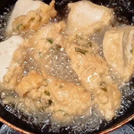 Ambil tahu dan beri adonan daging, ratakan dengan garpu lalu goreng sampai matang dan garing, angkat dan tiriskan.