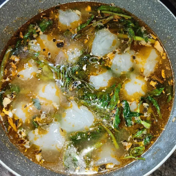 Bulat-bulatkan kapurung, kemudian masukkan ke dalam masakan.