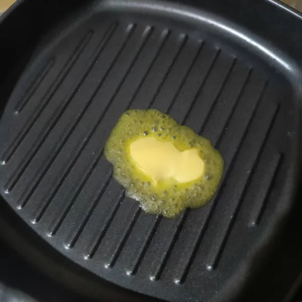 Masukkan margarin ke dalam teflon, panaskan hingga meleleh.