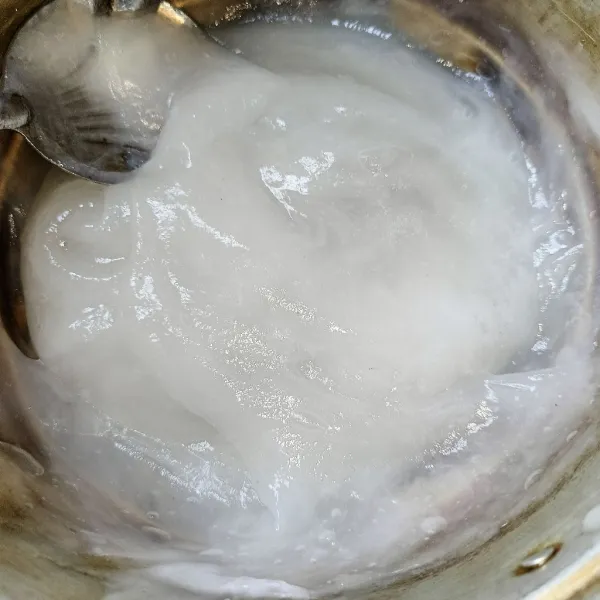 Campur sagu, air, dan garam. Aduk rata. Kemudian, tuang air panas mendidih. Aduk-aduk sampai mengental dan warnanya berubah bening.
