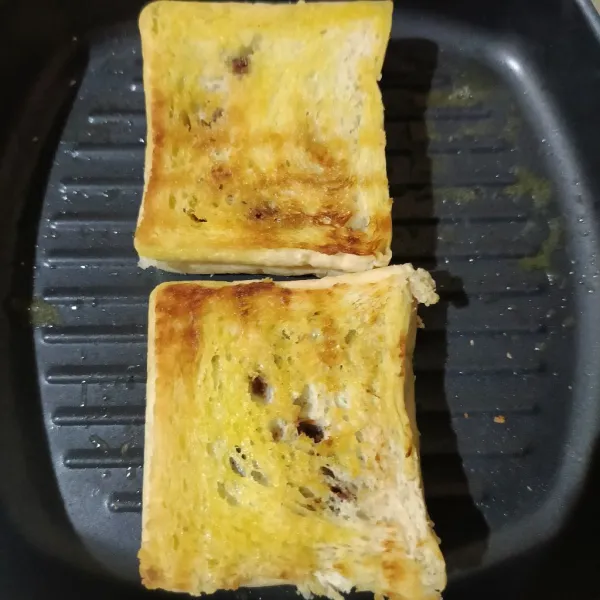 Bolak-balik agar tidak gosong. Roti coklat kurma bakar siap untuk dinikmati.