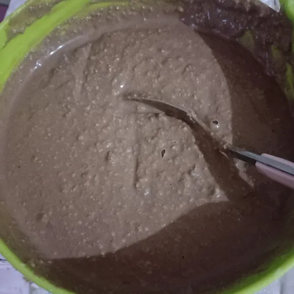 Aduk hingga rata dan menjadi adonan yang kental.