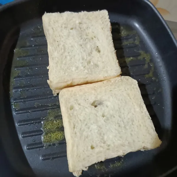 Masukkan roti bakar, masak hingga matang.
