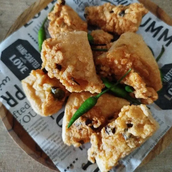 Sajikan bakso goreng tahu dengan cabe rawit.