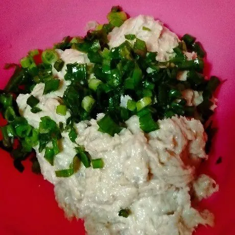 Pindahkan  adonan ke dalam wadah dan beri irisan daun bawang aduk rata.