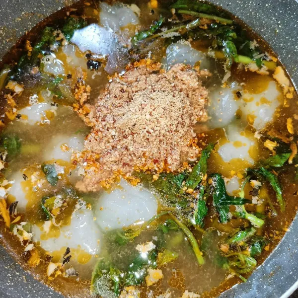 Kemudian, masukkan kacang tanah yang sudah dihaluskan tadi dan aduk rata.