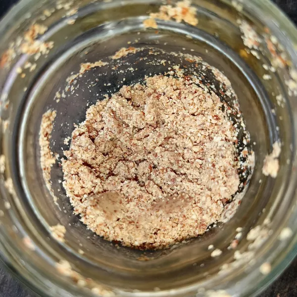 Goreng kacang tanah sampai matang, lalu blender sampai halus.