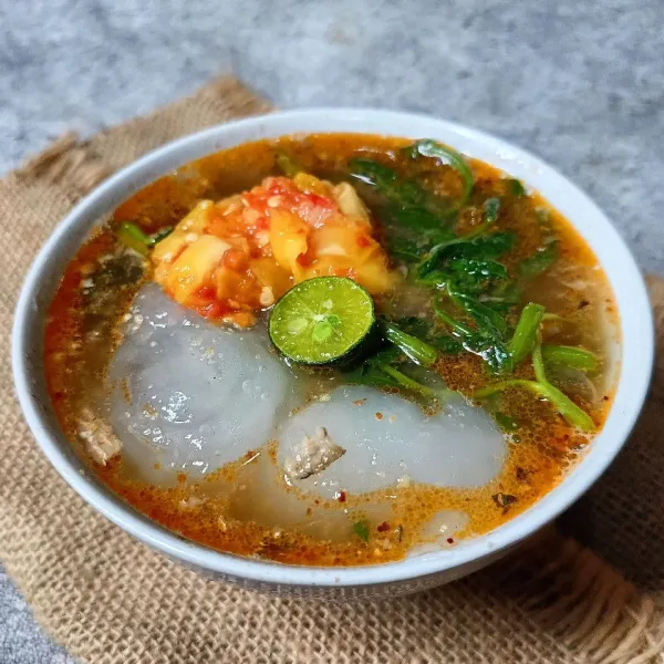 Sajikan dengan sambal dan perasan jeruk.