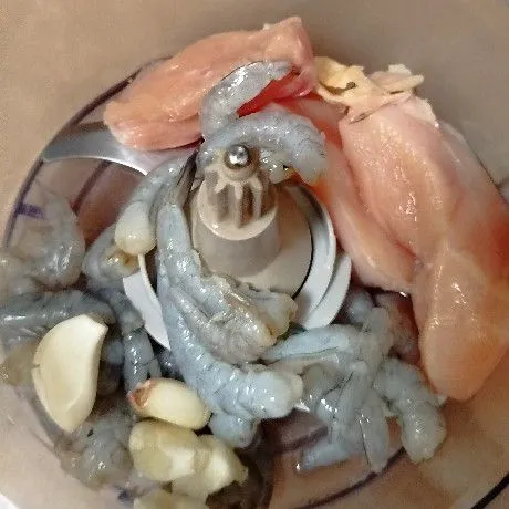 Haluskan daging ayam, udang, dan bawang putih menggunakan food processor sampai halus.