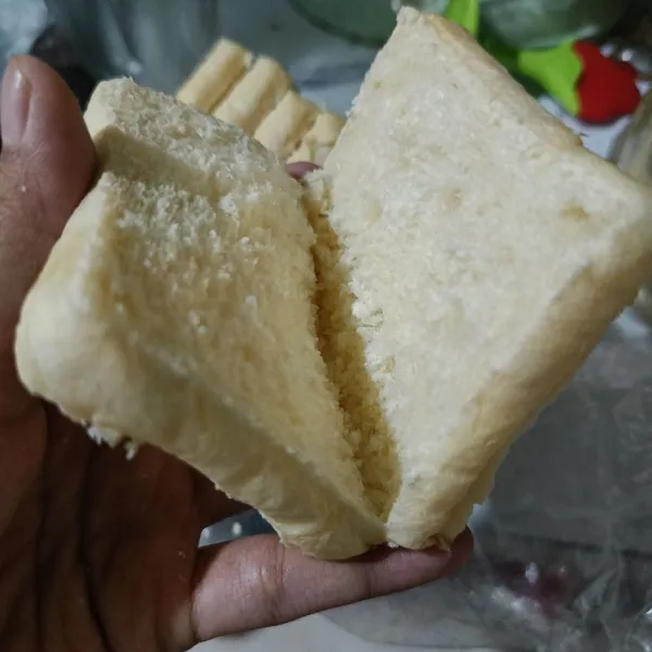 Belah roti tawar sesuai selera.