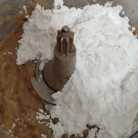 Masukkan tepung dan baking powder haluskan sebentar sampai tercampur dengan rata.