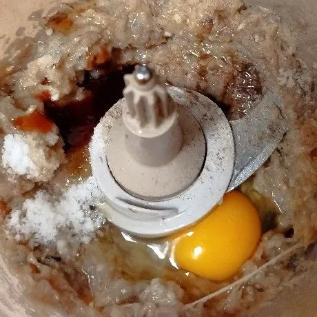 Kemudian masukan telur dan bumbu lainnya garam, gula, penyedap, lada, saos tiram, dan minyak wijen. Lalu haluskan kembali.