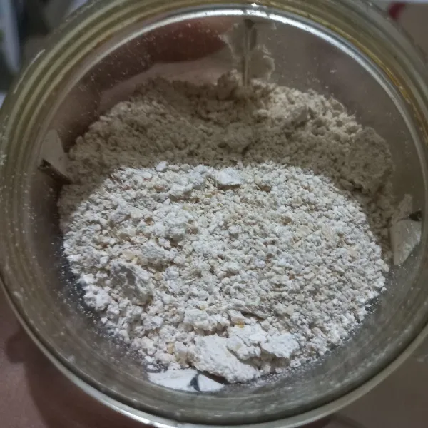 Siapkan oat utuh, kemudian haluskan hingga menjadi tepung. Sisihkan.