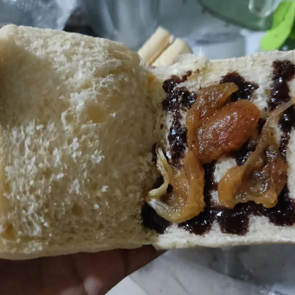 Tuangkan skm coklat dan beri kurma yang sudah direndam sebelumnya.