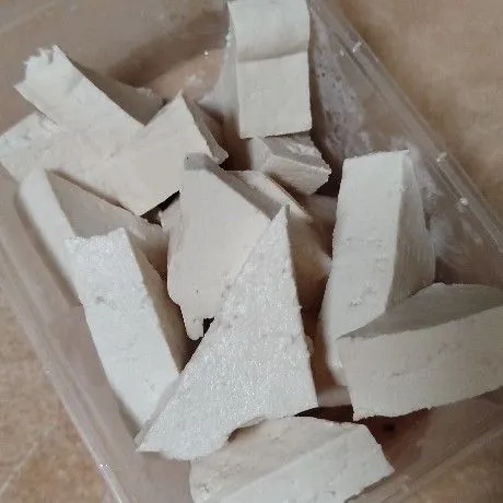 Siapkan tahu yang sudah dipotong segitiga.