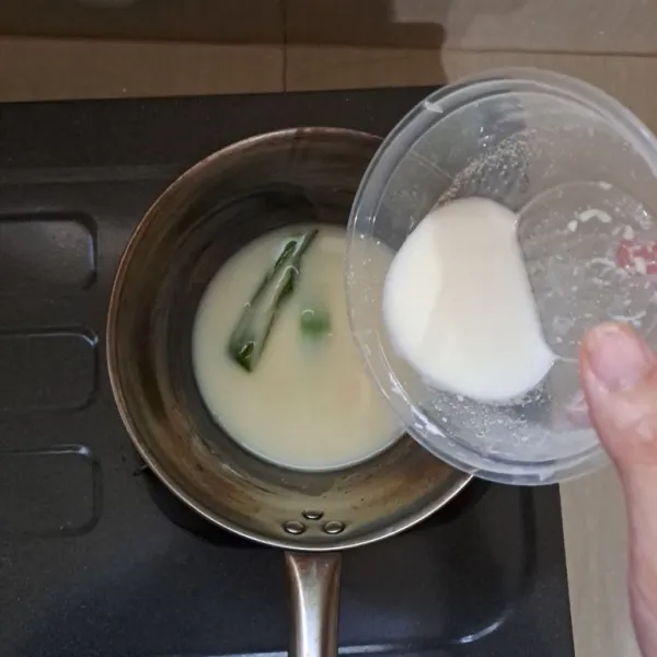 Lalu tambahkan 2 sdm tepung maizena yang sudah dilarutkan dengan 50 ml air putih