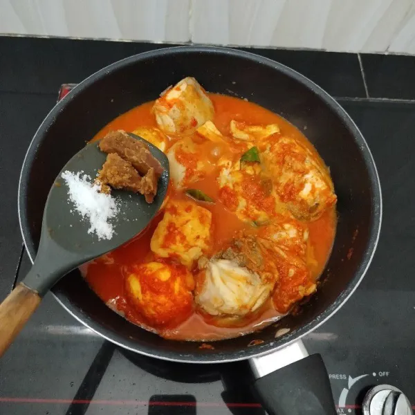 Masukkan gula jawa, kaldu bubuk, dan garam. Aduk rata.