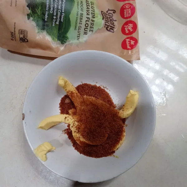 Masukan margarin dan gula palem ke dalam wadah.