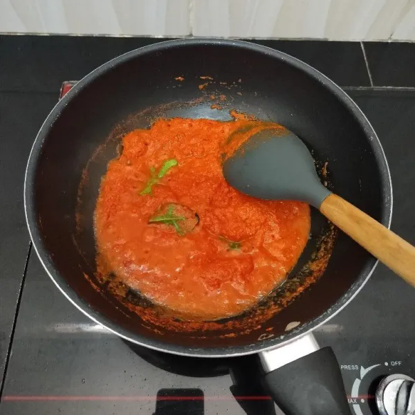 Tumis bumbu halus dan daun jeruk dengan minyak secukupnya hingga bumbu matang.