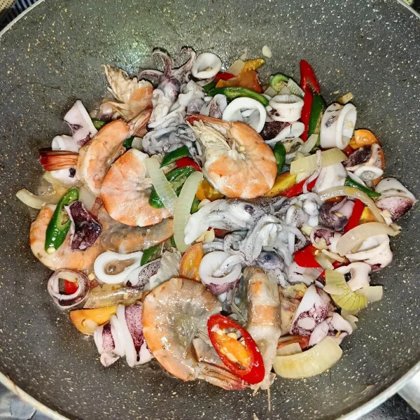 Masukkan udang dan cumi-cumi, aduk-aduk sampai udang berubah warna.